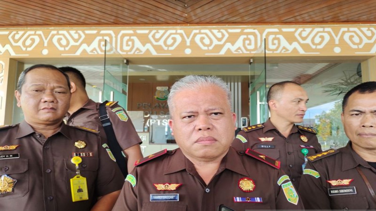 Kepala Kejaksaan Tinggi Papua Barat Harli Siregar (tengah). ANTARA/Fransiskus Salu Weking