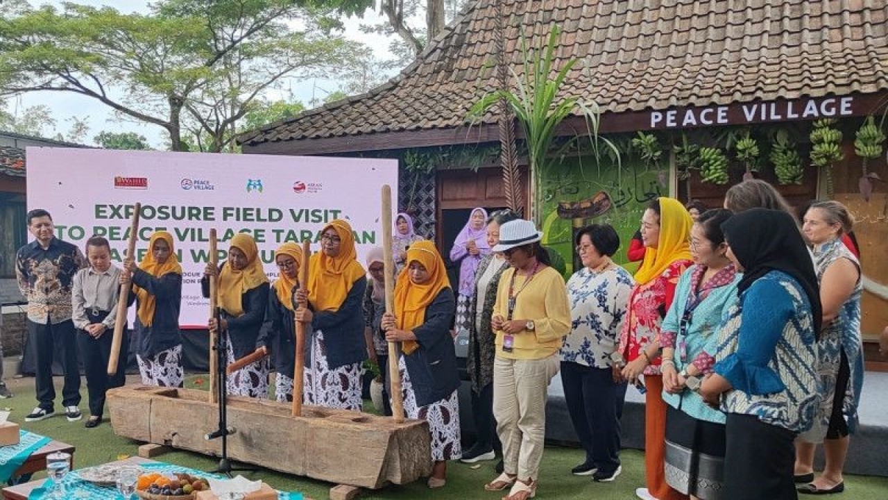 Delegasi ASEAN Women Peace and Security (WPS) memerhatikan pemain gejog lesung saat mengunjungi Kalurahan Pandowoharjo, Sleman, DI Yogyakarta, Rabu (5/7/2023). ANTARA/Zubi Mahrofi