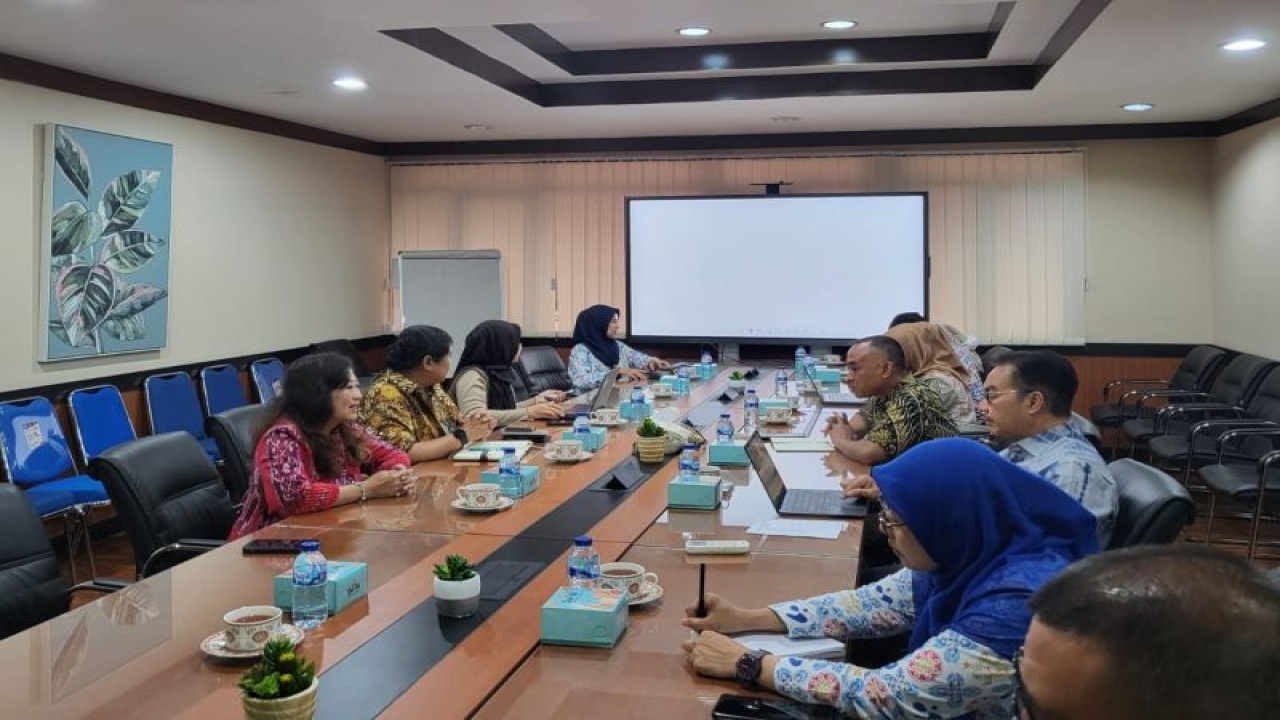 Kepala BKKBN Hasto Wardoyo ketika beraudiensi bersama perwakilan dari Produksi Film Negara (PFN) di Kantor BKKBN Pusat di Jakarta pada Rabu (12/7/2023). (ANTARA/HO-BKKBN)