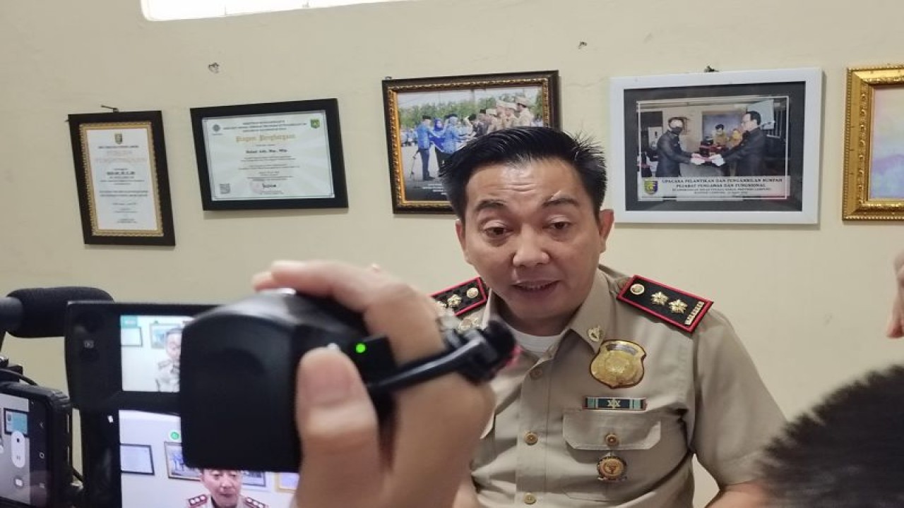 Kepala Seksi Hukum dan Penindakan Dinas Tenaga Kerja Provinsi Lampung Helmi Ady saat memberi keterangan selepas melakukan pemeriksaan lebih lanjut kepada saksi kecelakaan lift serta yayasan sekolah Az-Zahra Bandarlampung. Senin (10/7/2023). ANTARA/Ruth Intan Sozometa Kanafi.