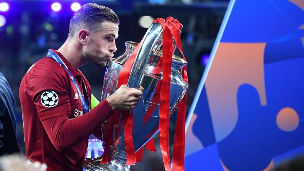 Jordan Henderson mencium trofi Liga Champions setelah membawa Liverpool menang di laga final melawan Tottenham Hotspur di Wanda Metropolitano Stadium pada 1 Juni 2019. Henderson dipastikan bakal bergabung dengan klub Arab Saudi Al Ettifaq setelah 12 tahun membela Liverpool. ANTARA/AFP/GABRIEL BOUYS