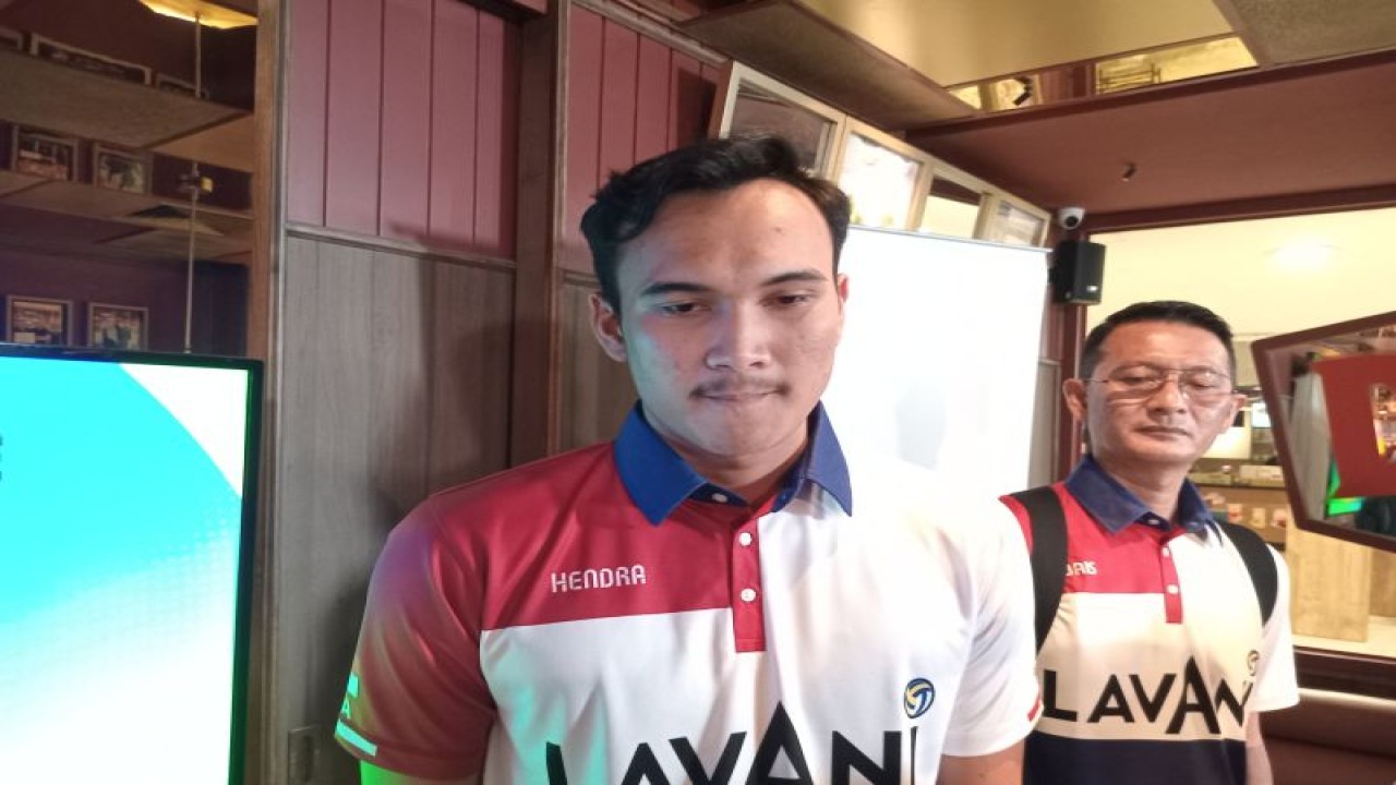 Atlet bola voli nasional Hendra Kurniawan menjawab pertanyaan para pewarta di Senayan City, Jakarta, Senin (17/7/2023). (ANTARA/RAUF ADIPATI)