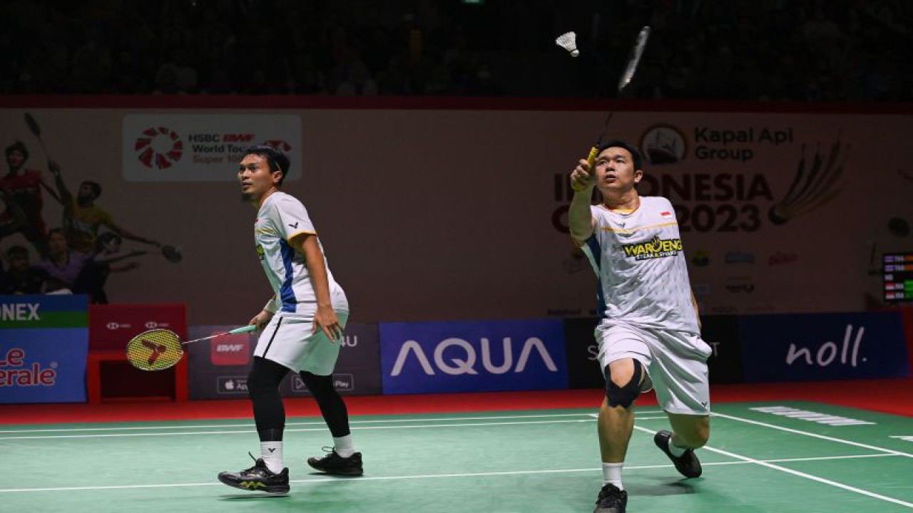 Foto arsip - Pebulu tangkis ganda putra Indonesia Hendra Setiawan (kanan) dan Mohammad Ahsan (kiri) mengembalikan kok ke arah ganda putra Thailand Supak Jomkoh dan Kittinupong Kedren dalam pertandingan babak pertama (32 besar) turnamen Indonesia Open 2023 di Istora Senayan, Jakarta, Rabu (14/6/2023). Hendra dan Ahsan menang dua gim langsung (21-16, 21-17) sehingga lolos ke babak kedua (16 besar). ANTARA FOTO/Aditya Pradana Putra/hp. (ADITYA PRADANA PUTRA/ADITYA PRADANA PUTRA)