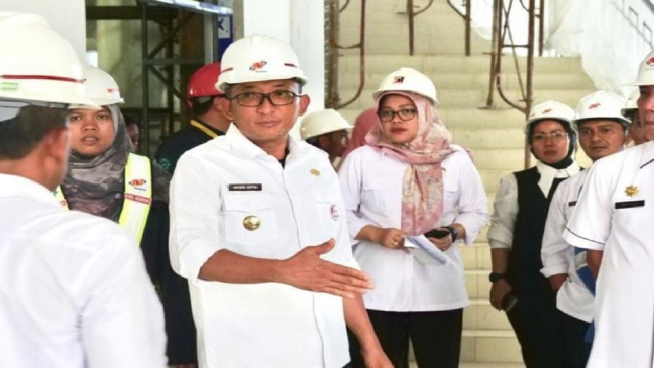 Wali Kota Padang Hendri Septa saat meninjau Gedung DPRD Padang (ANTARA/HO Diskominfo Padang)