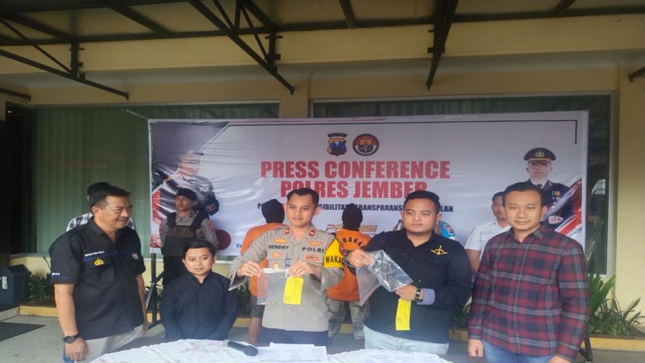 Wakapolres Jember Kompol Hendry Ibnu Indarto menunjukkan barang bukti senjata api rakitan ilegal dalam konferensi pers yang digelar di Mapolres Jember, Kamis (20/7/2023). (ANTARA/HO-Polres Jember)