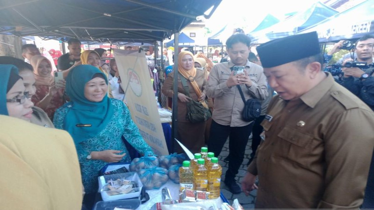 Bupati Jember Hendy Siswanto meninjau pasar murah di Kantor Kecamatan Sumbersari, Kabupaten Jember, Senin (3/7/2023). (ANTARA/Zumrotun Solichah)