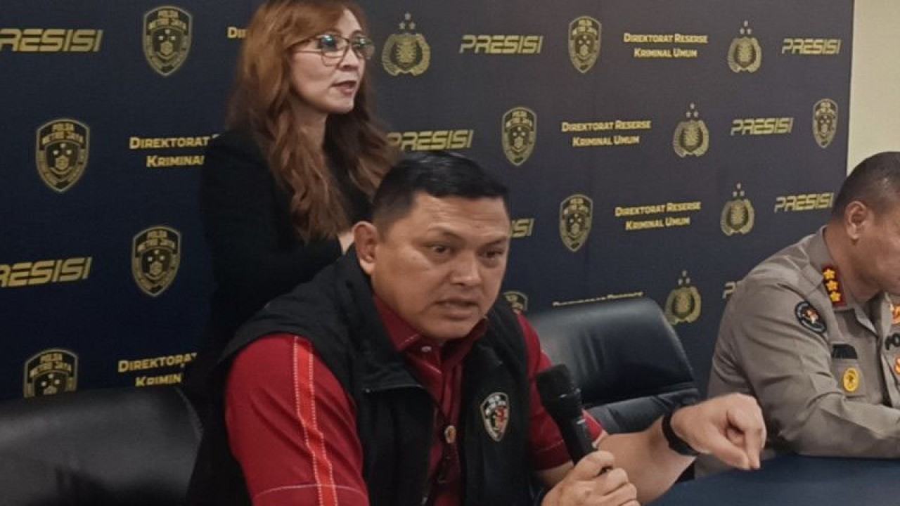 Direktur Reserse Kriminal Umum Polda Metro Jaya Kombes Pol Hengki Haryadi saat konferensi pers di Jakarta, Rabu (5/7/2023). ANTARA/Ilham Kausar