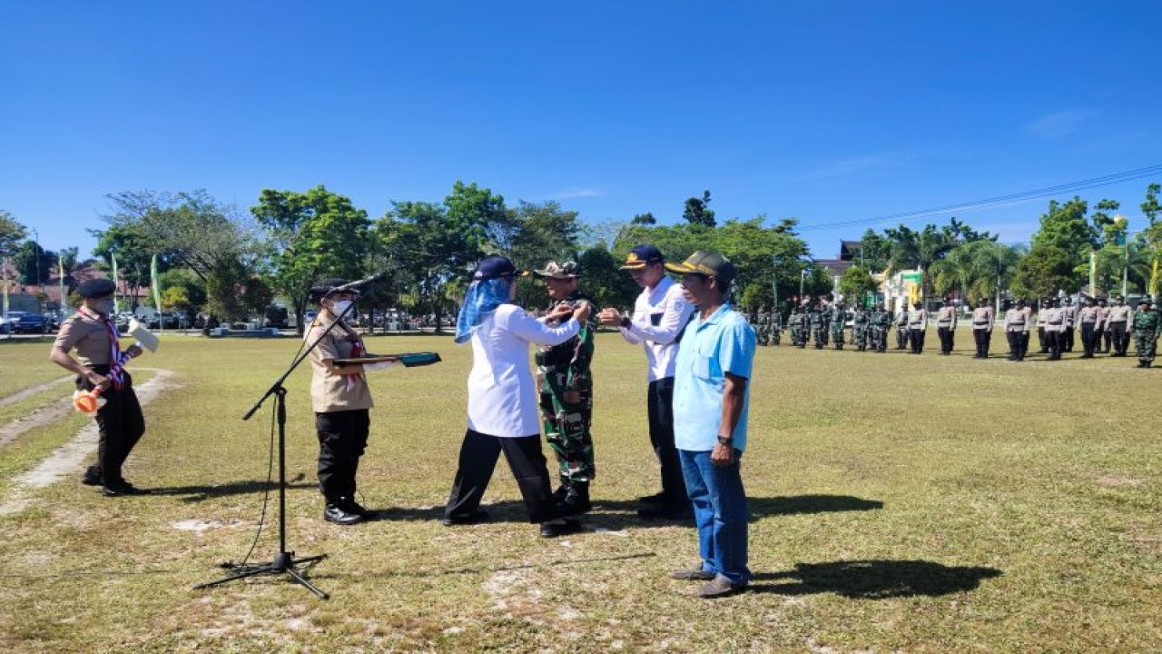 Sekretaris Daerah Kota Palangka Raya, Kalimantan Tengah. Hera Nugrahayu (berhijab) menyematkan pin program TMMD Imbangan Ke-177 di Palangka Raya, Rabu (12/7/2023). ANTARA/Rendhik Andika