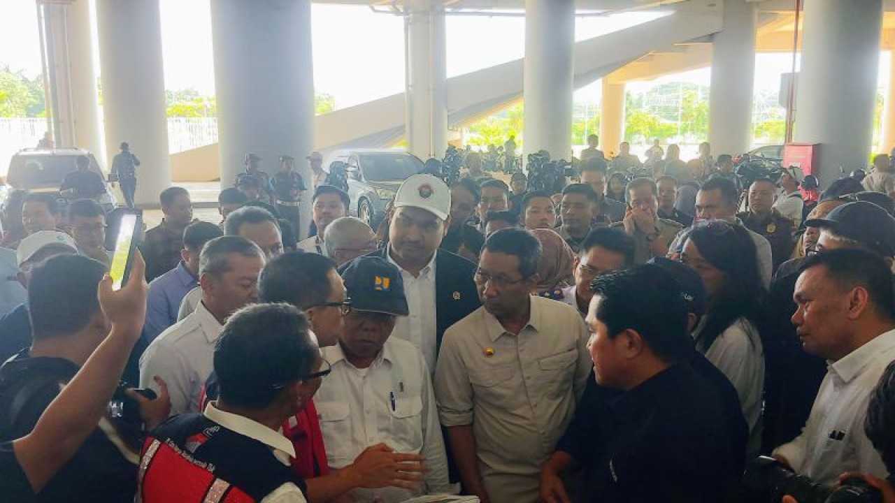 Penjabat Gubernur DKI Jakarta Heru Budi Hartono ketika meninjau Jakarta International Stadium (JIS) bersama Ketum PSSI, Menteri PUPR, dan Menpora, Selasa (4/7/2023). ANTARA/Abdu Faisal