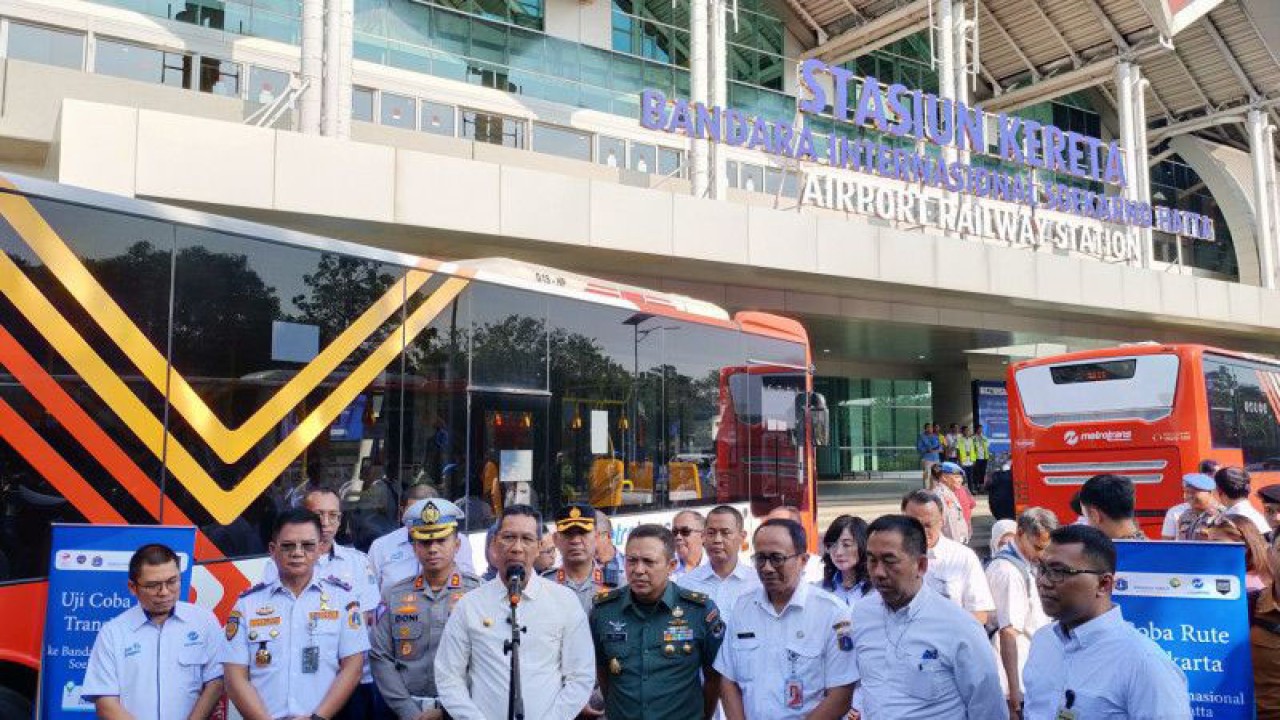 Penjabat (Pj) Gubernur DKI Jakarta Heru Budi Hartono bersama jajarannya dan pihak Kepolisian serta TNI dalam jumpa pers uji coba TransJakarta jurusan Terminal Kalideres-Bandara Soekarno Hatta, Rabu (5/7/2023). ANTARA/Risky Syukur