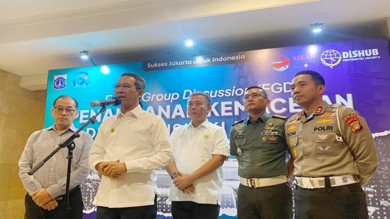 Penjabat (Pj) Gubernur DKI Jakarta Heru Budi Hartono bersama Ketua Dewan Perwakilan Rakyat Daerah (DPRD) DKI Jakarta Prasetyo Edi Marsudi dan Wakil Direktorat Lalu Lintas (Wadirlantas) Polda Metro Jaya AKBP Doni Hermawan (kanan) dalam acara Diskusi Grup Terfokus (Focus Group Discussion/FGD) tentang Penanganan Kemacetan DKI Jakarta, di Jakarta Pusat, Kamis (6/7/2023). (ANTARA/Siti Nurhaliza)