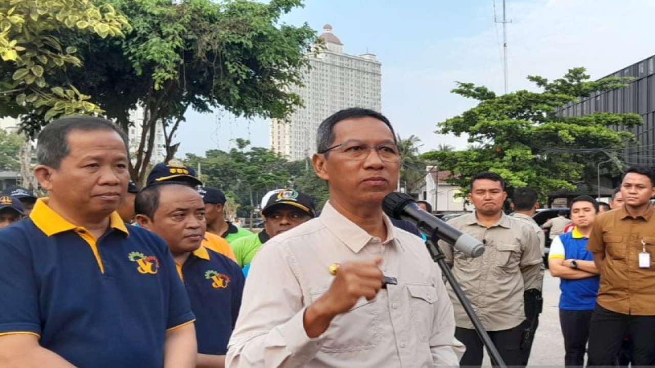 Penjabat (Pj) Gubernur DKI Jakarta Heru Budi Hartono di Sunter, Jakarta Utara, Jumat (7/7/2023). ANTARA/Siti Nurhaliza