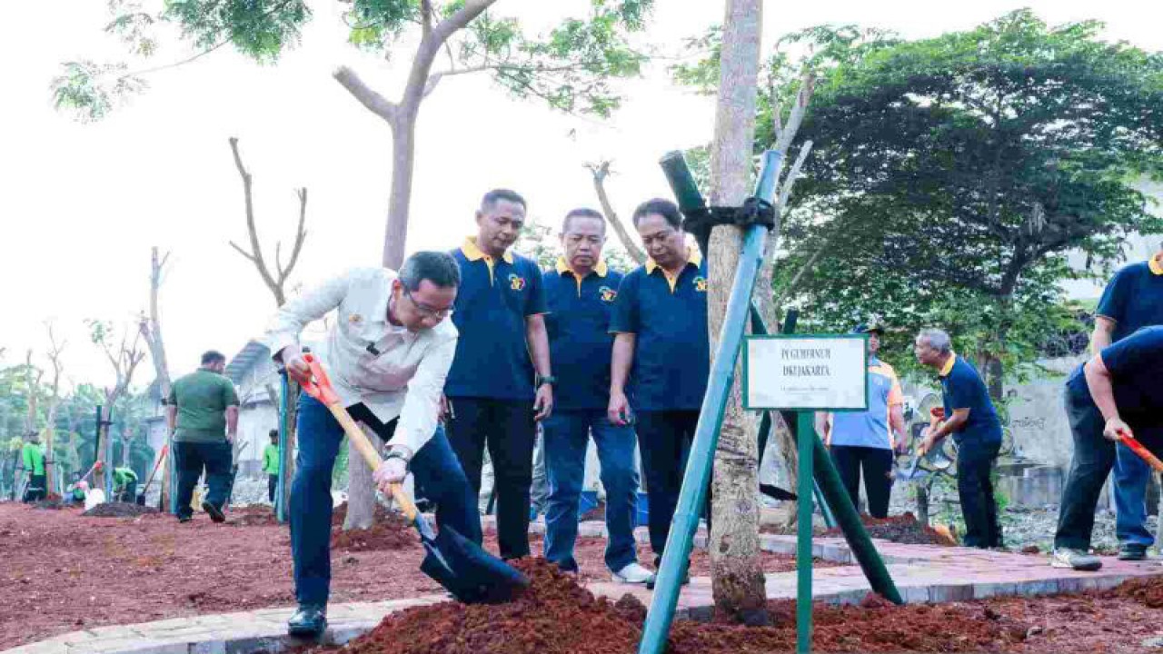 Penjabat (Pj) Gubernur DKI Jakarta Heru Budi Hartono dalam kegiatan menanam 100 pohon di Sunter, Jakarta Utara, Jumat (7/7/2023). ANTARA/Ho/PPID DKI Jakarta