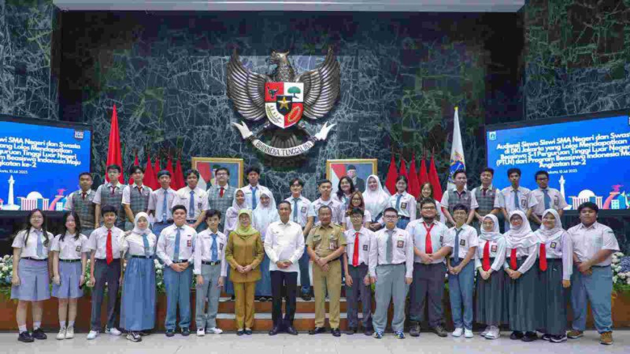 Penjabat (Pj) Gubernur DKI Jakarta Heru Budi Hartono bersama Asisten Kesejahteraan Rakyat Sekda DKI Jakarta Widyastuti dan Pelaksana Tugas (Plt) Kepala Dinas Pendidikan DKI Jakarta Purwosusilo saat melepas keberangkatan 44 peserta didik DKI Jakarta Program Beasiswa Indonesia Maju di Balai Kota DKI, Jakarta Pusat, Senin (10/7/2023). ANTARA/Ho/PPID DKI Jakarta