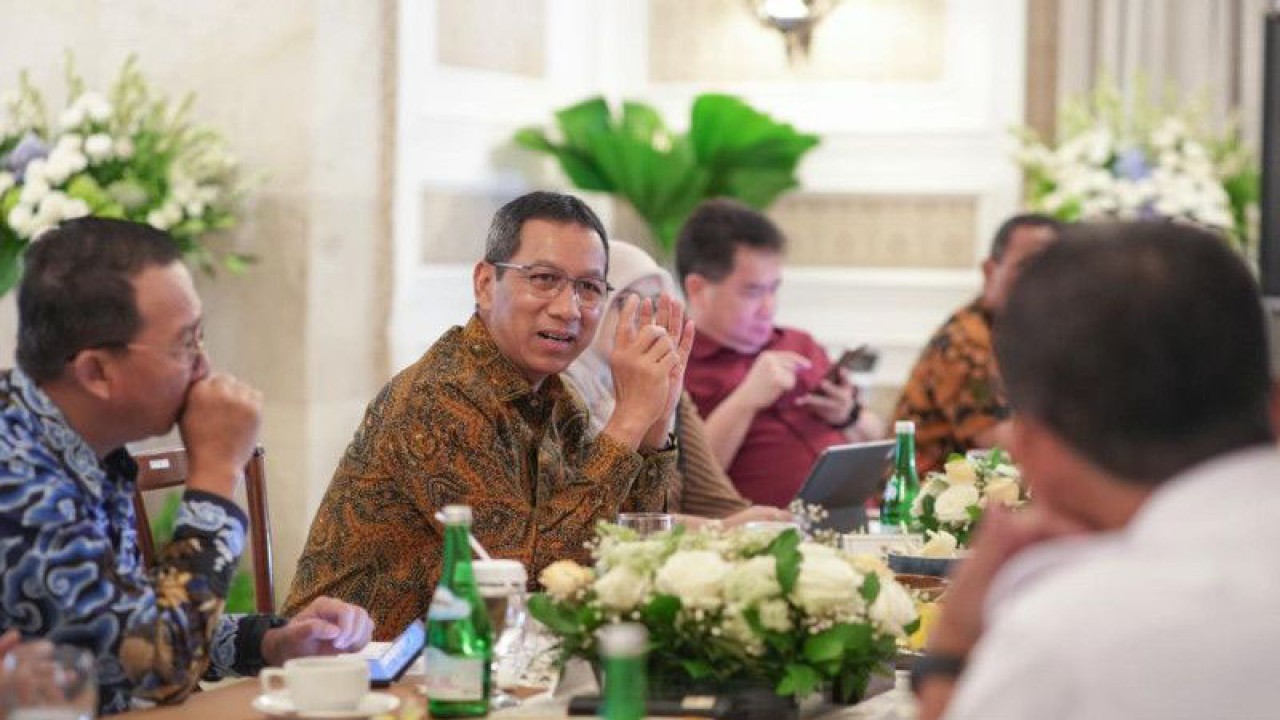 Penjabat (Pj) Gubernur DKI Jakarta Heru Budi Hartono tengah berbincang-bincang dengan pelaku usaha properti dan ritel di Rumah Dinas Gubernur DKI Jakarta, Jalan Taman Suropati Nomor 7, Menteng, Jakarta Pusat, Rabu (12/7/2023). ANTARA/Ho/PPID DKI Jakarta