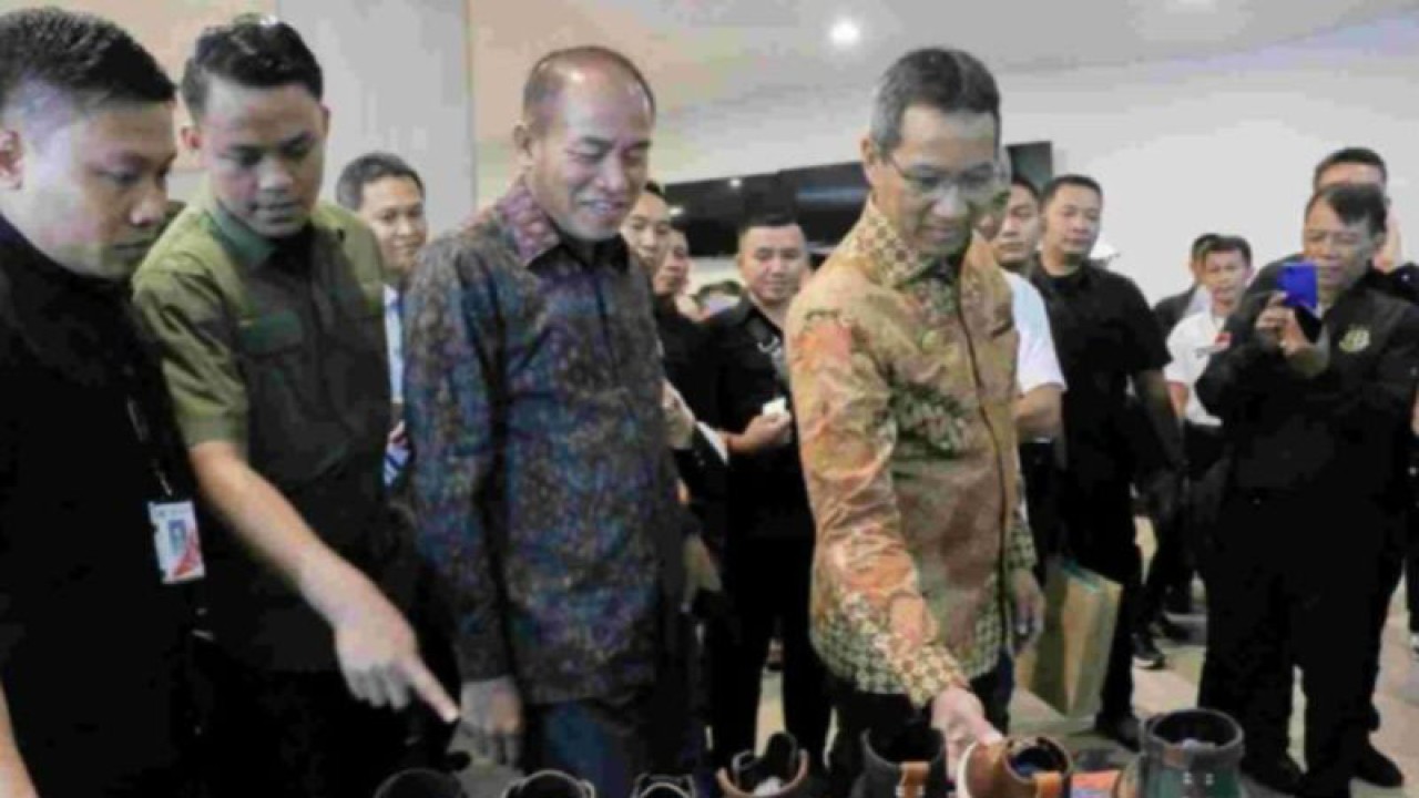 Penjabat (Pj) Gubernur DKI Jakarta Heru Budi Hartono saat menghadiri acara Persatuan Jaksa Indonesia (Persaja) Creative UMKM Expo di The Kasablanka Hall, Jakarta Selatan, Sabtu (1/7/2023). ANTARA/ HO-dok. DKI Jakarta