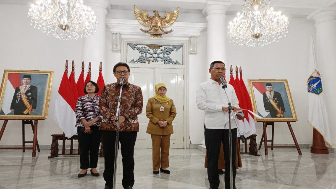 Penjabat (Pj) Gubernur DKI Jakarta Heru Budi Hartono bersama Menteri Kesehatan Republik Indonesia Budi Gunadi Sadikin di Balai Kota DKI, Jakarta Pusat, Senin (24/7/2023). ANTARA/Siti Nurhaliza