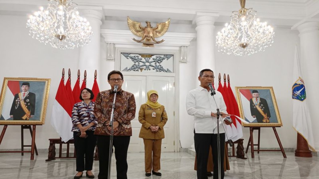 Penjabat (Pj) Gubernur DKI Jakarta Heru Budi Hartono bersama Menteri Kesehatan Republik Indonesia Budi Gunadi Sadikin di Balai Kota DKI, Jakarta Pusat, Senin (24/7/2023). ANTARA/Siti Nurhaliza