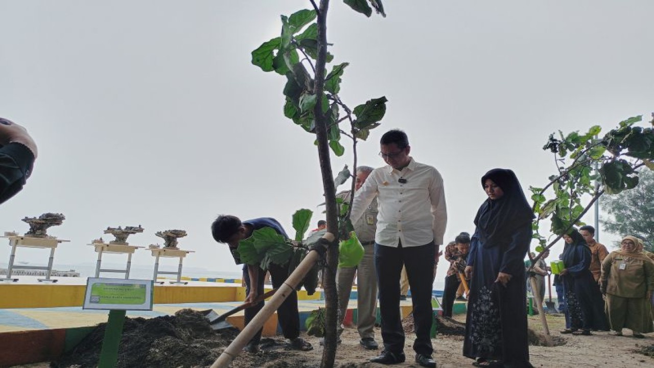 Penjabat (Pj) Gubernur DKI Jakarta Heru Budi Hartono menanam pohon ketapang laut di Ruang Publik Terpadu Ramah Anak (RPTRA) Tanjung Elang, Pulau Pramuka, Kepulauan Seribu, Selasa (25/7/2023). ANTARA/Siti Nurhaliza