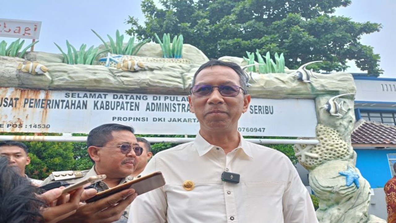Penjabat (Pj) Gubernur DKI Jakarta Heru Budi Hartono usai meninjau pelayanan kesehatan di RSUD Kepulauan Seribu, Selasa (25/7/2023). ANTARA/Siti Nurhaliza