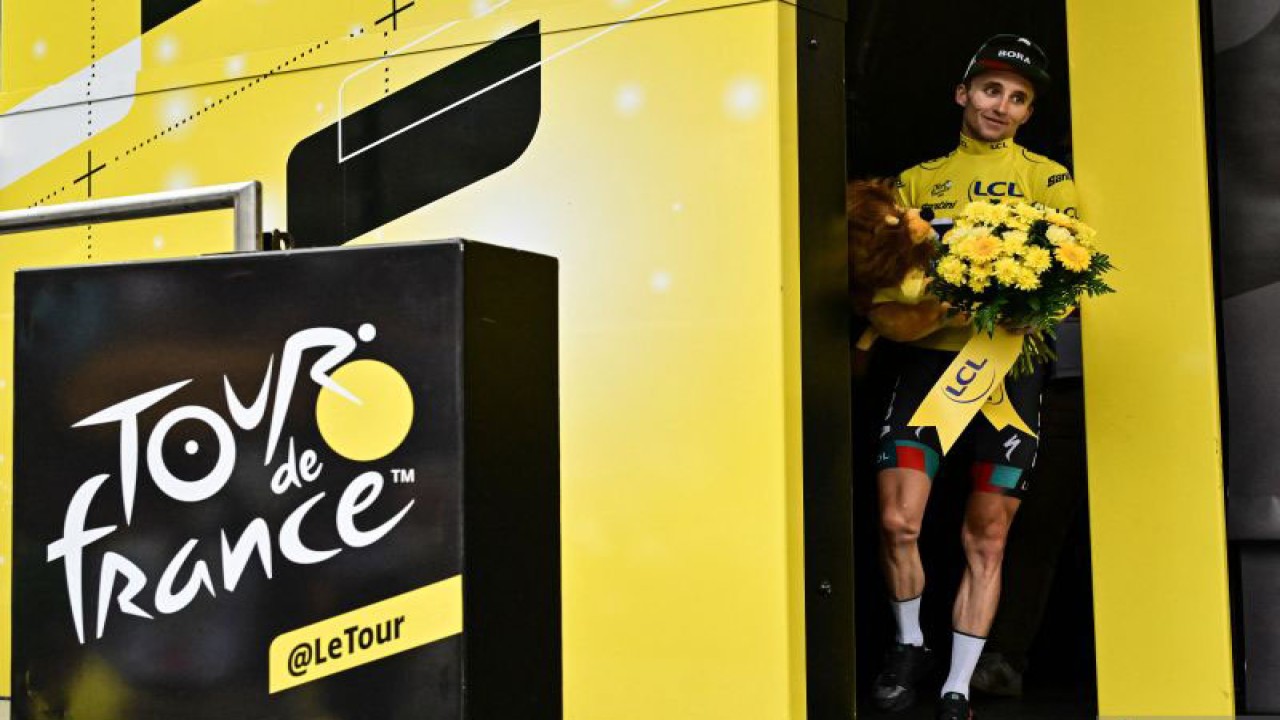 Pebalap sepeda tim BORA - hansgrohe Jai Hindley bersiap menuju podium setelah memenangi etape 5 Tour de France, di Pegunungan Pyrenees, Prancis, Rabu (5/7/2023). (ANTARA/AFP/Marco BERTORELLO)
