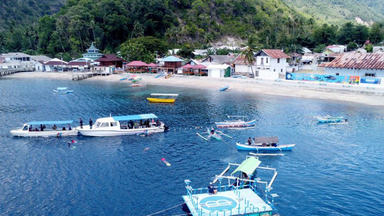 Foto aerial objek wisata hiu paus di Desa Botubarani, Kabupaten Bone Bolango, Gorontalo. ANTARA/Adiwinata Solihin
