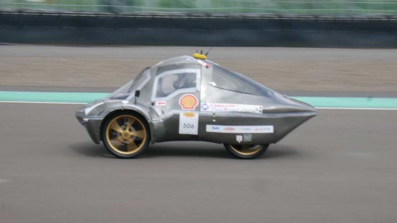Mobil rakitan tim Horas USU ketika berlomba pada Shell Eco-marathon 2023, Sabtu (8/7/2023). (ANTARA/Zaro Ezza Syachniar)