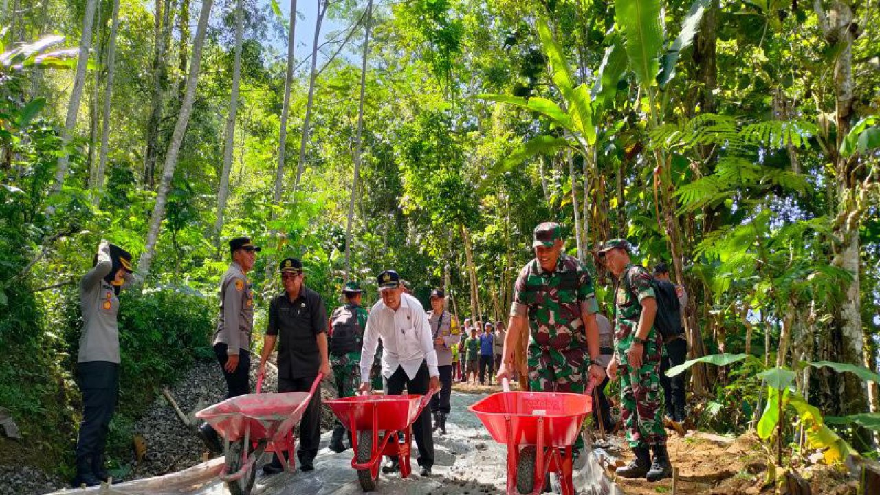 Kasrem 072/Pamungkas Kolonel Inf Hotlan Maratua Gurning bersama Forkompimda Kulon Progo melakukan TMMD di Desa/Kalurahan Ngargosari. (ANTARA/Sutarmi)