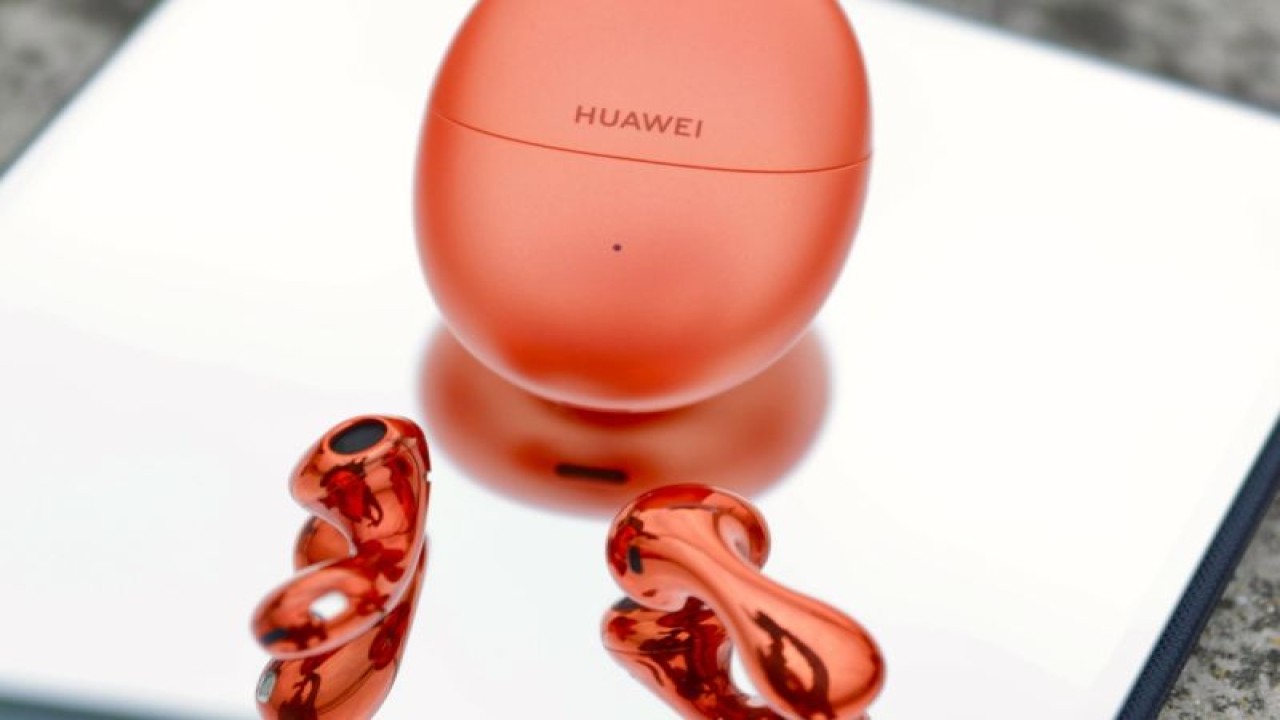 Huawei FreeBuds 5 coral orange (ANTARA/HO-Huawei Device Indonesia)