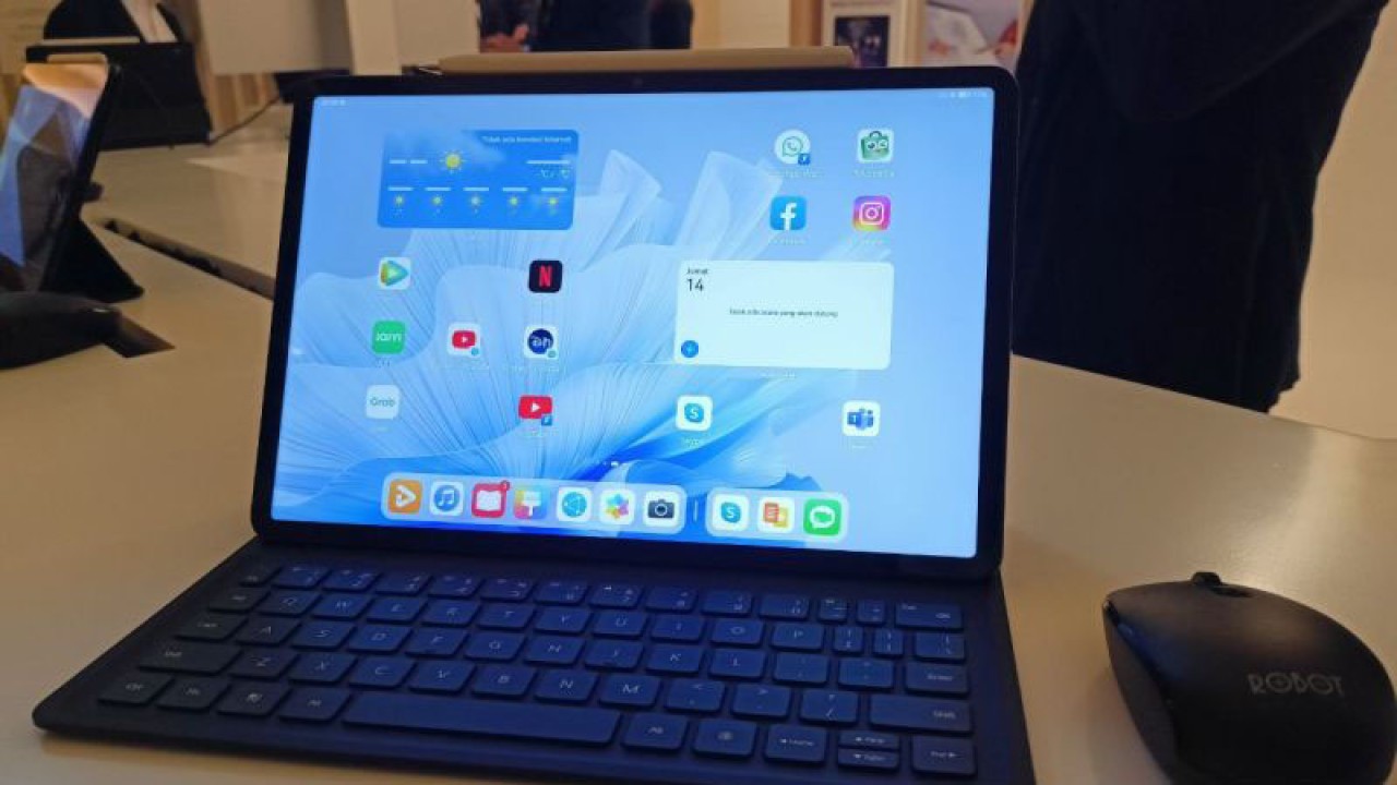 Huawei MatePad Air ditampilkan saat peluncuran di Thamrin Nine Ballroom, Jakarta, Jumat (14/7/2023). (ANTARA/Suci Nurhaliza)