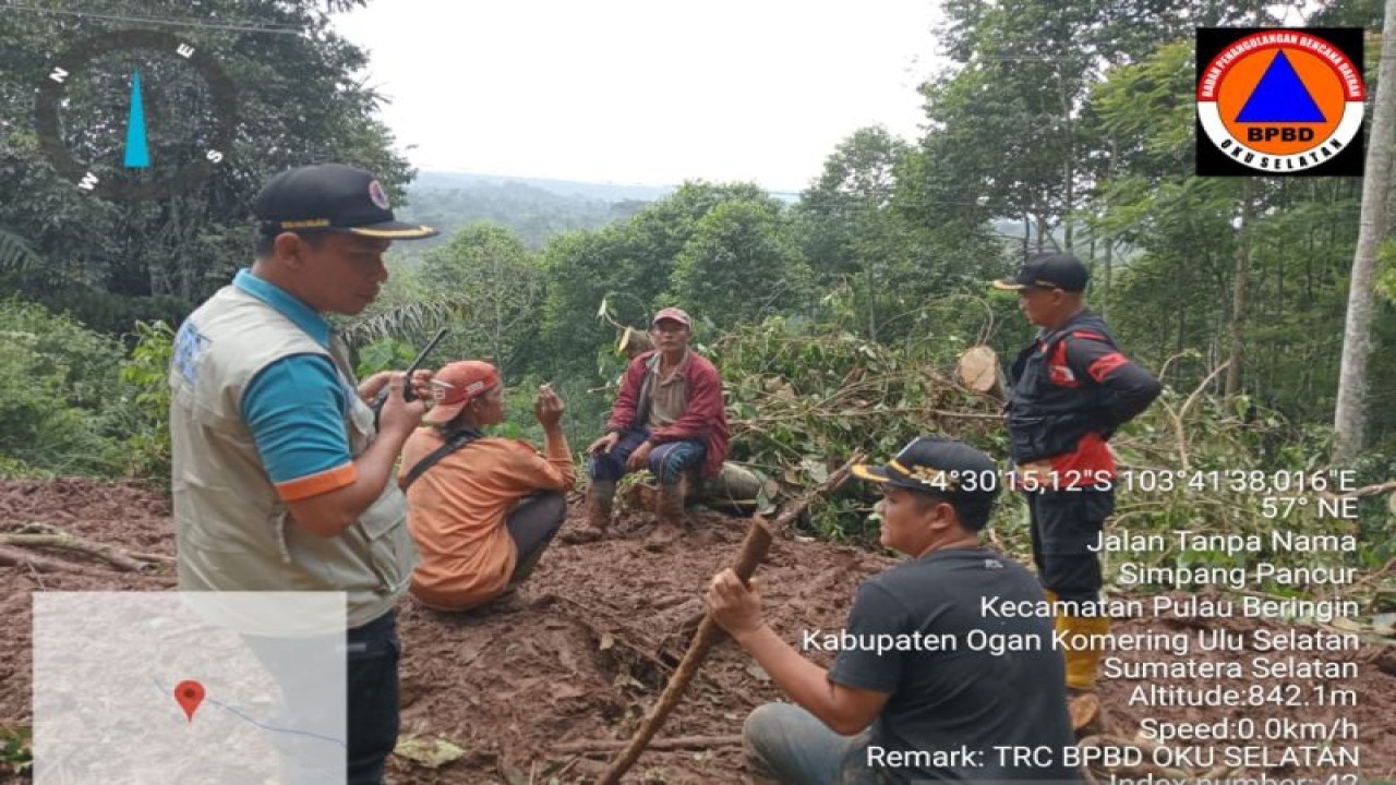 Tanah longsor sepanjang 10 meter menutup akses jalan Desa Kemu Ulu, Kabupaten Ogan Komering Ulu (OKU) Selatan, Sumatera Selatan, Selasa (18/7/2023) (ANTARA/HO-BPBD SUMSEL)