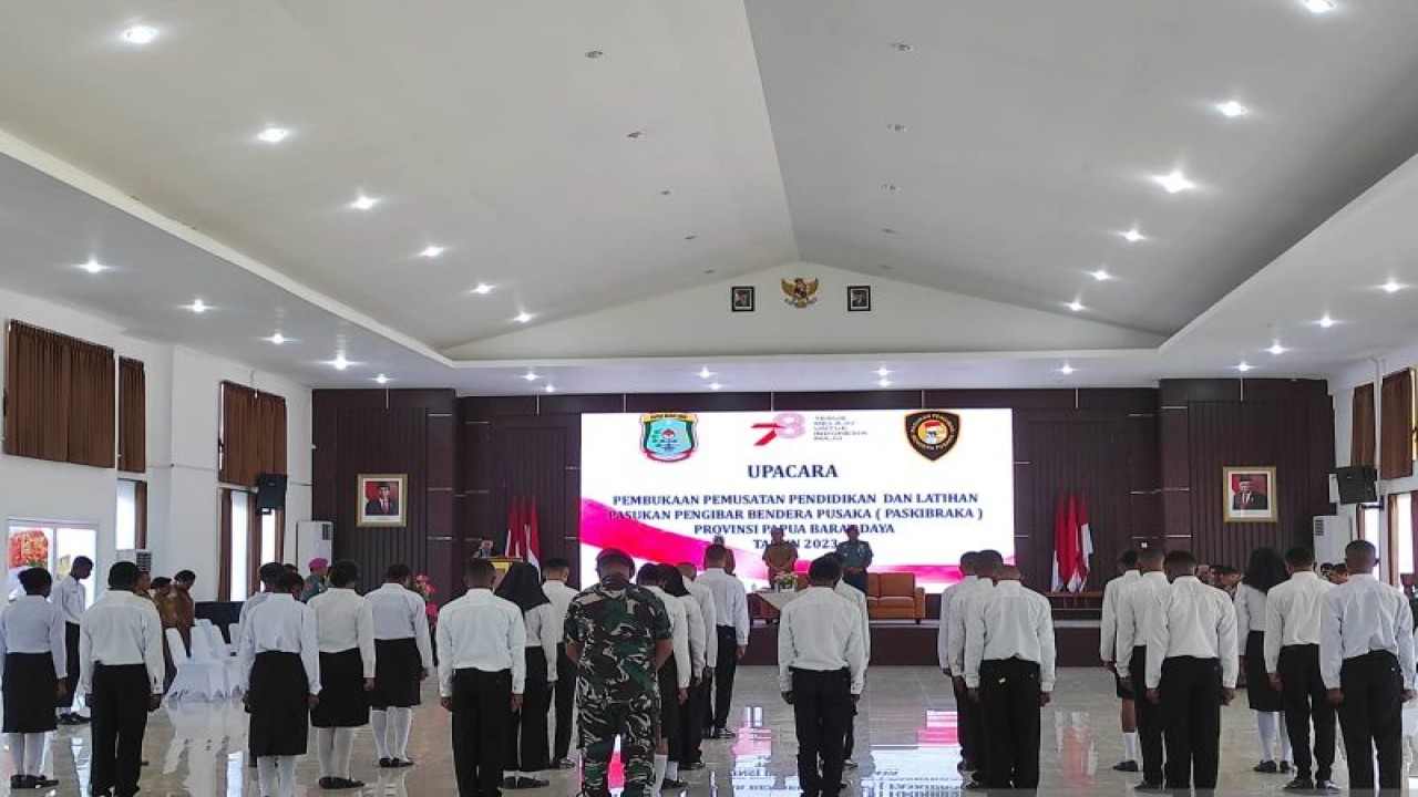 Calon anggota pasukan pengibar bendera pada upacara peringatan HUT RI Tahun 2023 mengikuti pembukaan pelatihan di Gedung BPVP di Kota Sorong, Provinsi Papua Barat Daya, Senin (24/7/2023). (ANTARA/Yuvensius Lasa Banafanu)