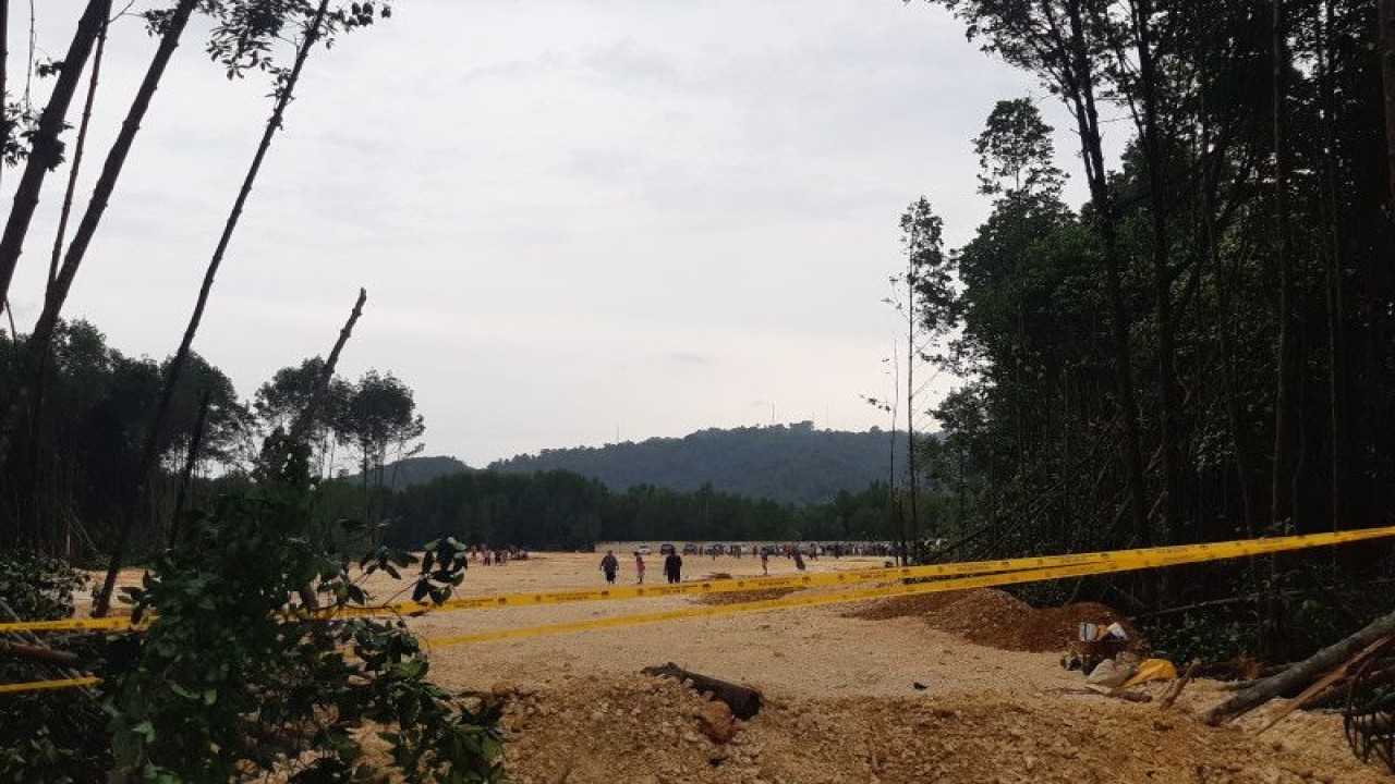 Hutan mangrove di Kota Jayapura, Provinsi Papua, yang ditimbun batu karang dipasang garis polisi, Selasa (11/7/2023). (FOTO ANTARA/Ardiles Leloltery)
