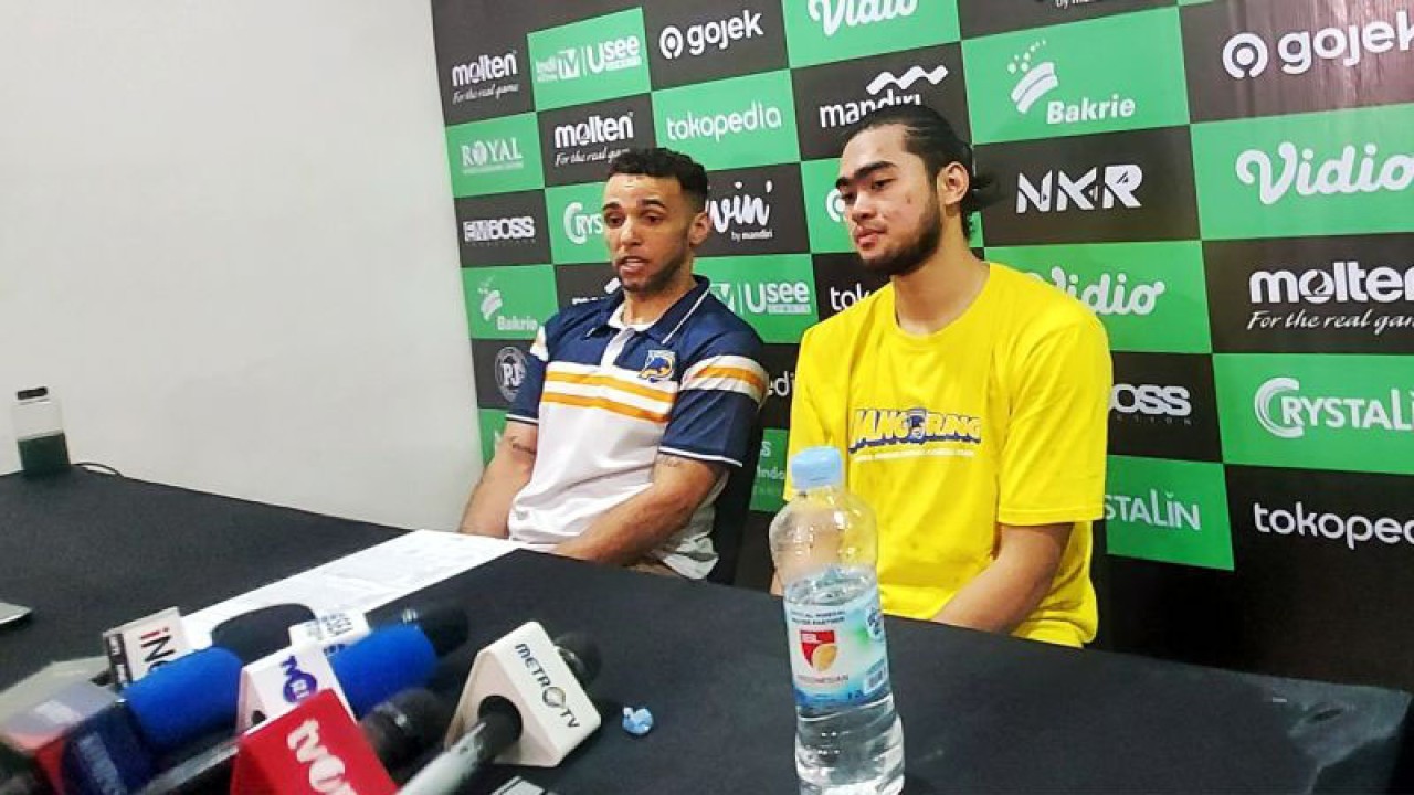 Kepala Pelatih Prawira Harum Bandung David Singleton (kiri) dan Kapten tim Prawira Harum Bandung Reza Guntara (kanan) memberikan keterangan usai laga di Jakarta, Kamis (20/7/2023). (ANTARA/Aditya Ramadhan)