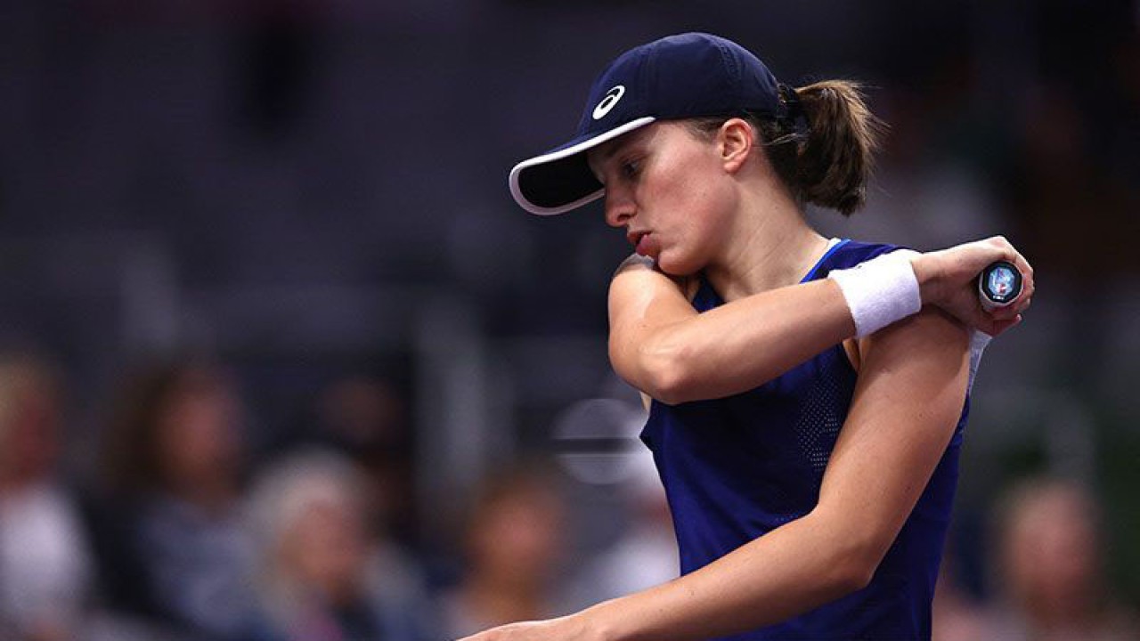 Petenis Polandia Iga Swiatek saat menghadapi Aryna Sabalenka asal Belarus pada babak semifinal turnamen WTA Texas di Dickies Arena, Fort Worth, Texas, pada 6 November 2022 ANTARA/Getty Images via AFP/KATELYN MULCAHY/pri. (Getty Images via AFP/KATELYN MUL/KATELYN MULCAHY)