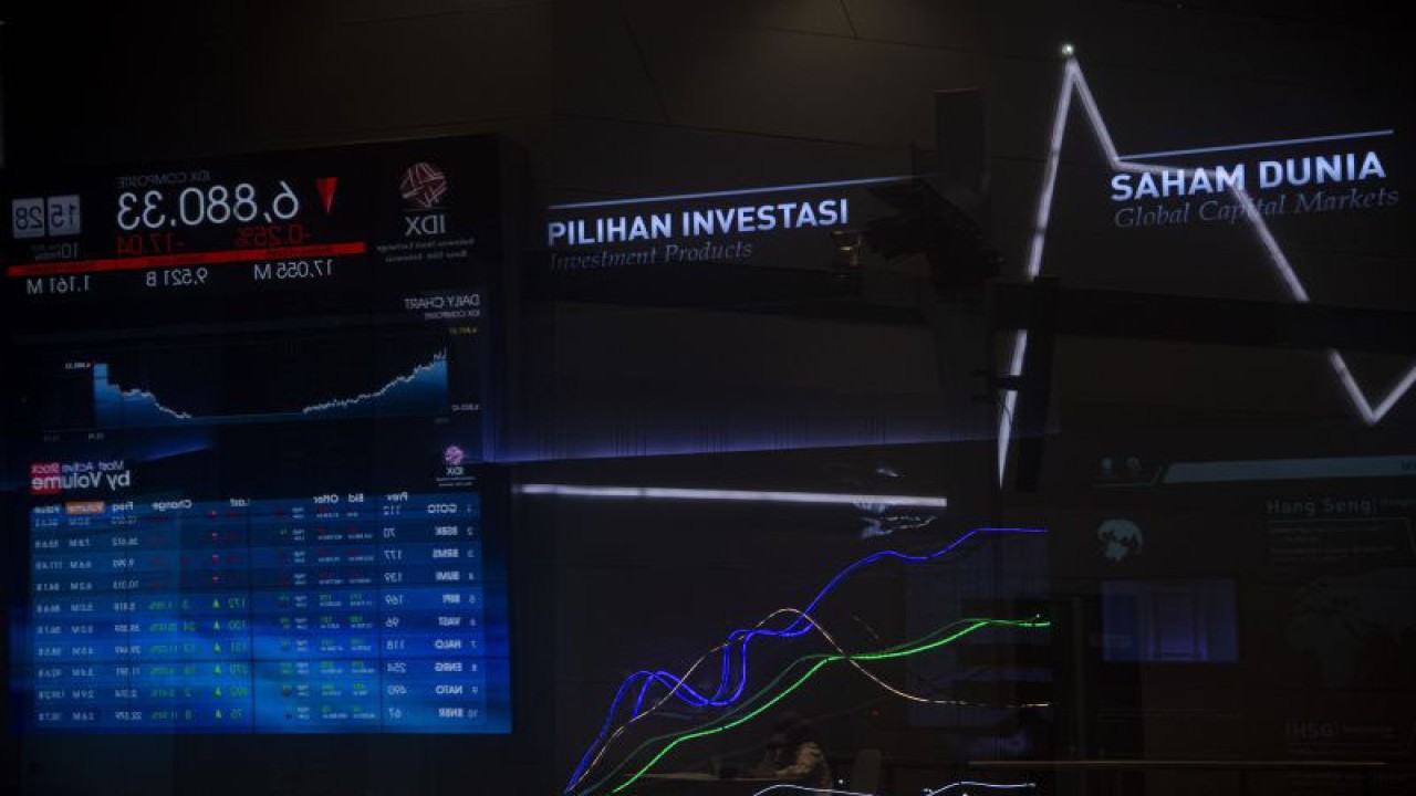 Refleksi kaca seorang karyawan berada di dekat layar pergerakan Indeks Harga Saham Gabungan (IHSG) di Bursa Efek Indonesia, Jakarta, Jumat (10/2/2023). ANTARA FOTO/Sigid Kurniawan/YU.