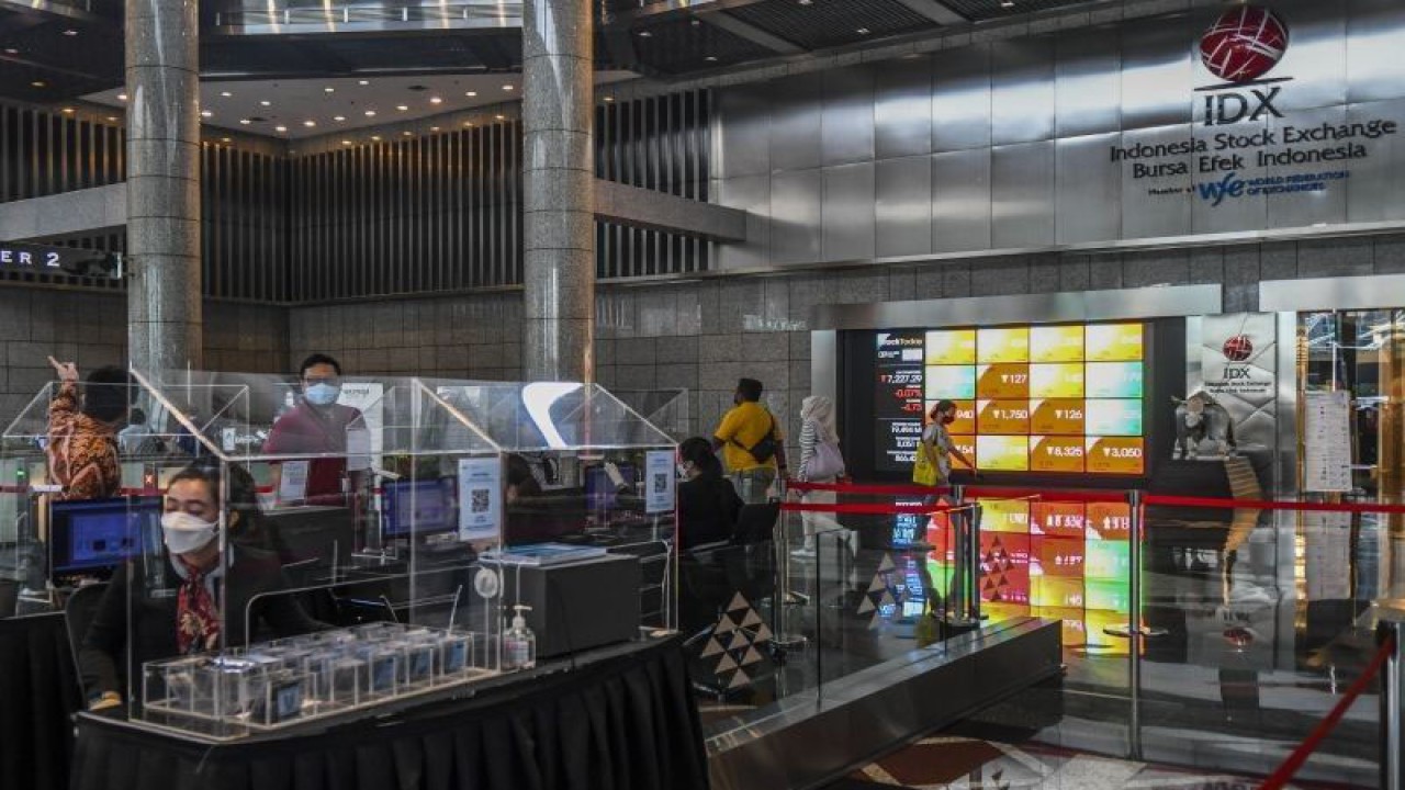 Karyawan melintas di samping layar elektronik yang menunjukkan pergerakan Indeks Harga Saham Gabungan (IHSG) di Bursa Efek Indonesia, Jakarta, Jumat (9/9/2022). . ANTARA FOTO/Galih Pradipta/aww.