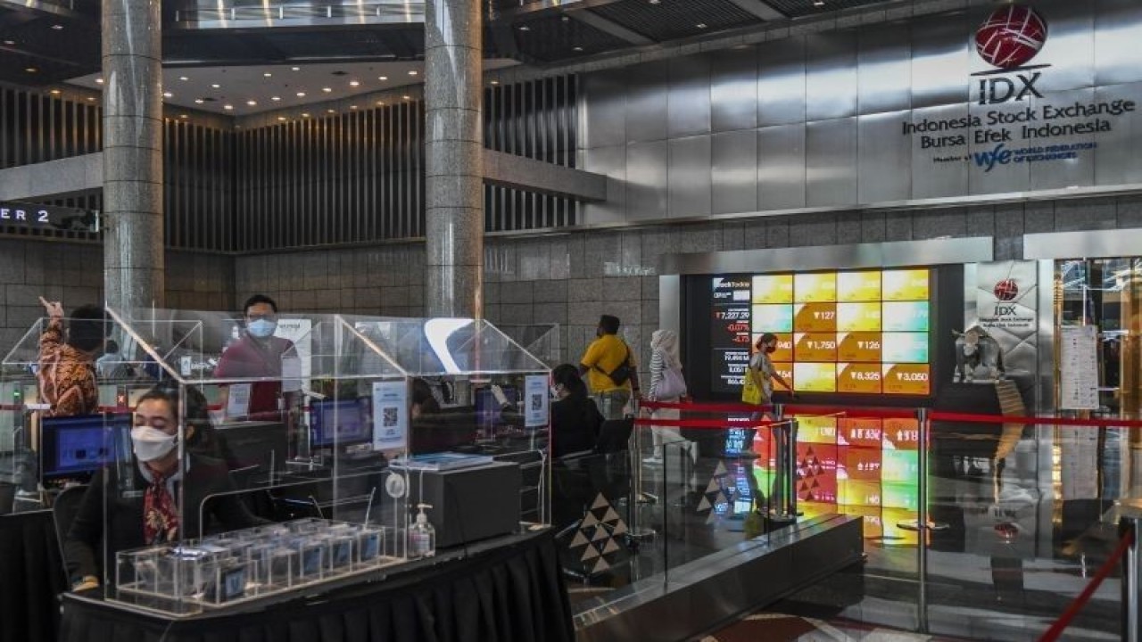 Karyawan melintas di samping layar elektronik yang menunjukkan pergerakan Indeks Harga Saham Gabungan (IHSG) di Bursa Efek Indonesia, Jakarta, Jumat (9/9/2022). . ANTARA FOTO/Galih Pradipta/aww.