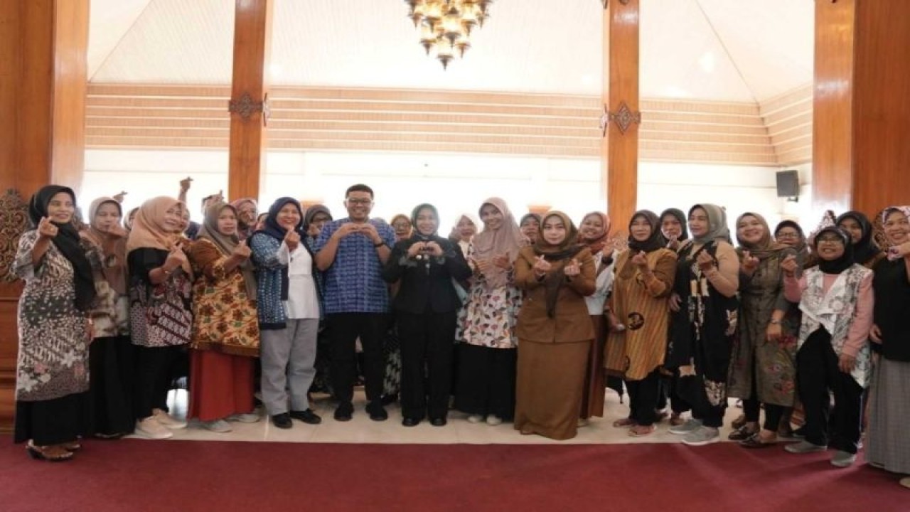 Wali Kota Mojokerto Ika Puspitasari bersama perajin batik di kota setempat, Senin (24/7/2023). ANTARA/HO Pemkot Mojokerto