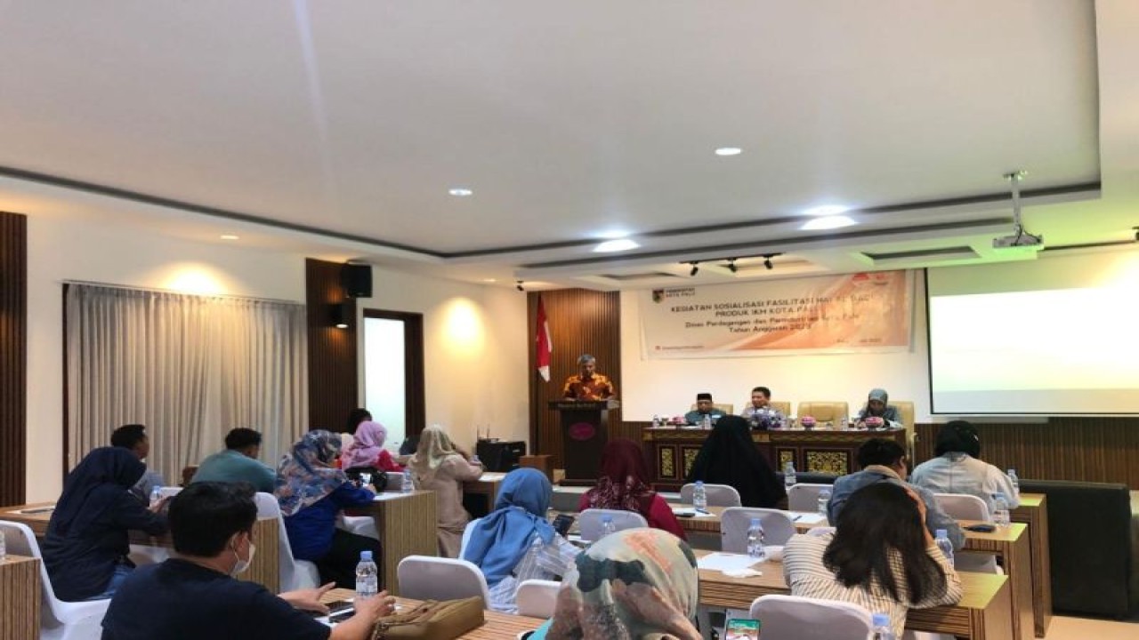 Disperindag Kota Palu memberikan sosialisasi fasilitas sertifikat halal produk IKM Kota Palu, di Palu, Sulawesi Tengah, Kamis (6/7/2023). (Antara/HO-Dokumentasi Disperindag Palu)