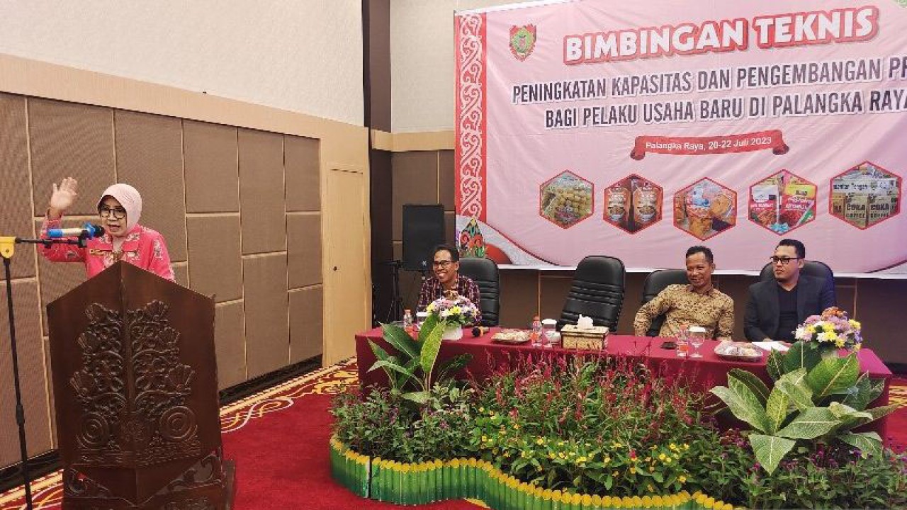 Bimbingan teknis peningkatan kapasitas dan pengembangan produk bagi pelaku IKM baru yang dilaksanakan Disdagperin Kalimantan Tengah di Palangka Raya, Kamis, (20/7/2023). (ANTARA/Muhammad Arif Hidayat)