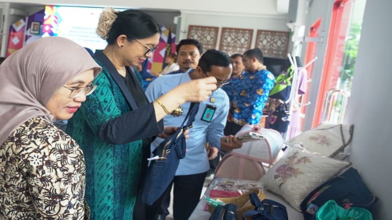 Direktur Jenderal Industri Kecil Menengah dan Aneka (IKMA) Kementerian Perindustrian, Reni Yanita (kiri) didampingi Direktur Industri Aneka dan Industri Kecil dan Menengah Kimia, Sandang, dan Kerajinan Ni Nyoman Ambareny (kedua kiri) memperhatikan produk kerajinan yang dibuat warga binaan Lembaga Pemasyarakatan Perempuan Kota Tangerang, Banten. (ANTARA/HO Kementerian Perindustrian)