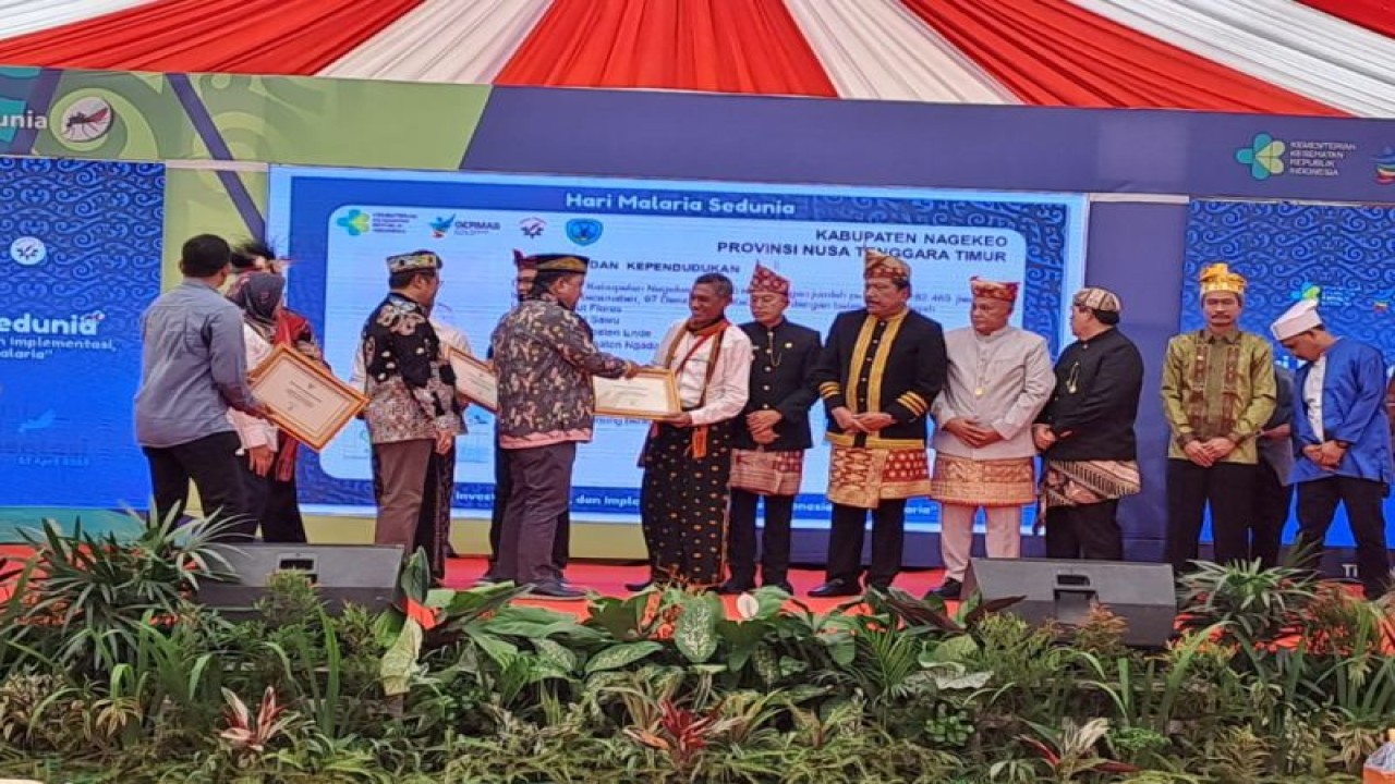 Wakil Bupati Nagekeo Marianus Waja menerima Sertifikat Eliminasi Malaria bagi Kabupaten Nagekeo dari Kemenkes RI di IKN Nusantara, Penajam Paser Utara, Provinsi Kalimantan Timur pada April 2023. (ANTARA/Dokumentasi Pribadi)