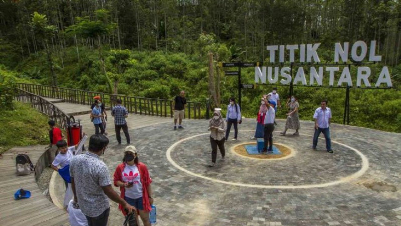 Wisatawan berkunjung ke lokasi Titik Nol Ibu Kota Nusantara di Kecamatan Sepaku, Kabupaten Penajam Paser Utara, Kalimantan Timur. (ANTARA/Bayu Pratama S/wsj)