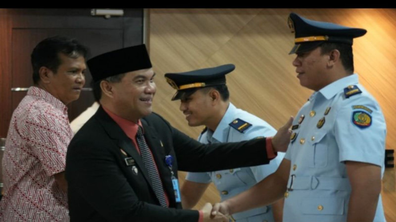 Kakamwil Kemenkumham Sumsel Ilham Djaya didampingi Kadivpas Bambang memberikan ucapan selamat kepada pegawai yang dilantik. (ANTARA/HO-Kemenkumham Sumsel)