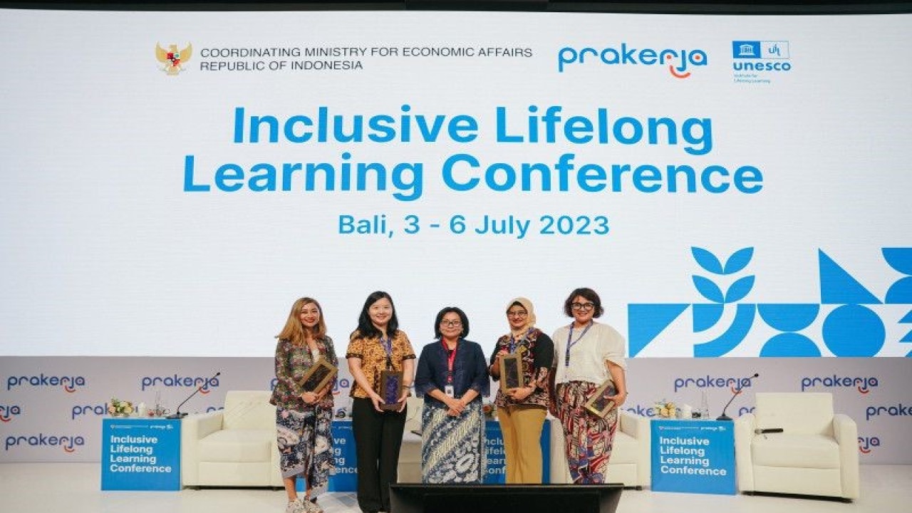 Sejumlah pembicara berfoto bersama Head of Programmes UN Women Indonesia Dwi Faiz (kanan) dan Direktur Eksekutif Manajemen Pelaksana Program Kartu Prakerja Denni Purbasari (tengah) seusai diskusi Women in Technology sebagai bagian dari rangkaian agenda Inclusive Lifelong Learning Conference (ILLC) yang diikuti di Badung, Bali, Selasa (4/7/2023). (ANTARA/HO-Manajemen Program Pelaksana Prakerja).