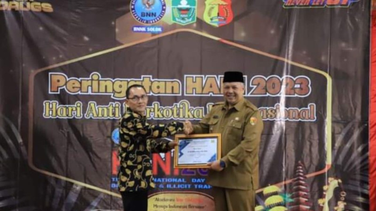 Ilustrasi foto Wali Kota Solok Zul Elfian Umar saat menerima penghargaan dari BNNK Solok, Sumatera Barat (ANTARA/HO-Prokomp Solok)