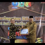 Ilustrasi foto Wali Kota Solok Zul Elfian Umar saat menerima penghargaan dari BNNK Solok, Sumatera Barat (ANTARA/HO-Prokomp Solok)-1688378909