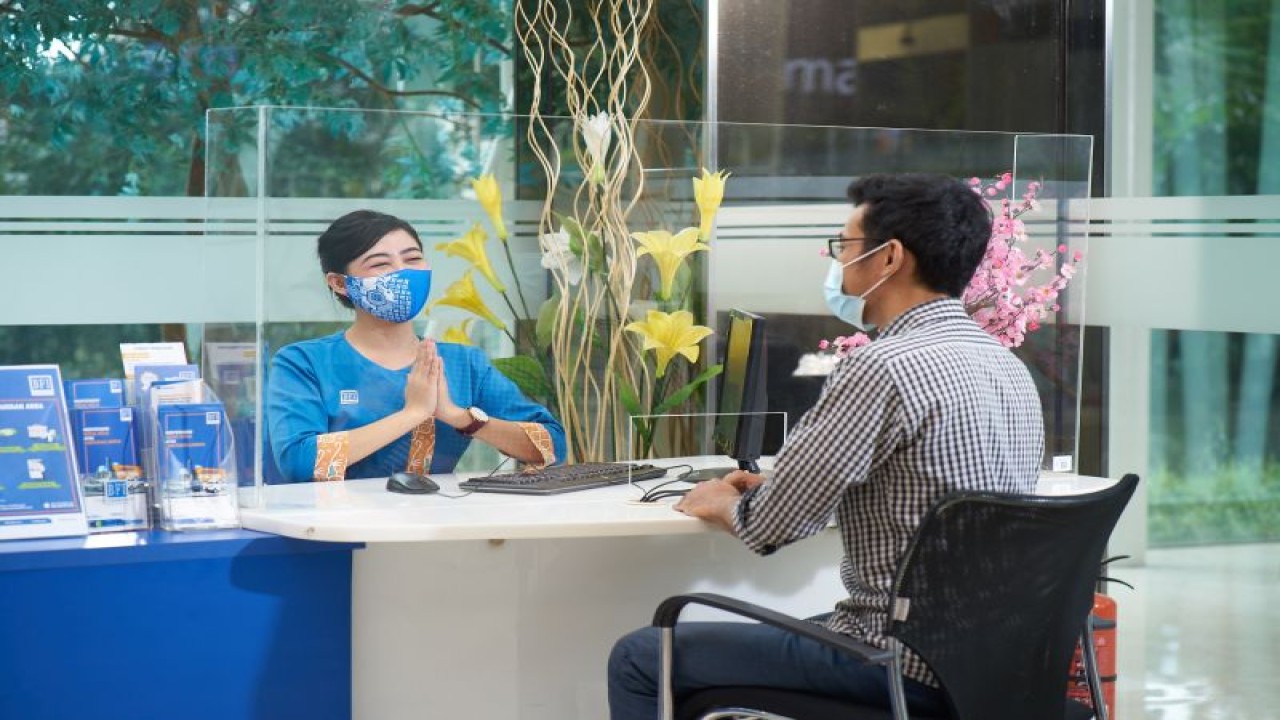 Ilustrasi - Karyawan dan nasabah PT BFI Finance Indonesia Tbk (BFIN). ANTARA/HO-BFI Finance.