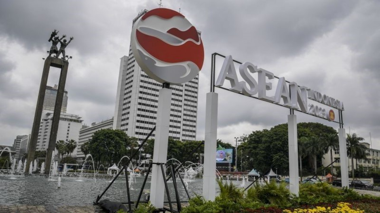 Ilustrasi - Logo KTT ASEAN Summit 2023 di Bundaran HI, Jakarta, Jumat (27/1/2023). ANTARA FOTO/Galih Pradipta/foc.